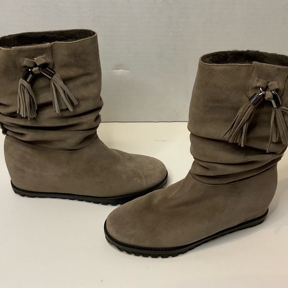 STUART WEITZMAN SUEDE SLOUCH BOOTS W/ FAUX FIR TRIM AND TASSELS TAN SIZE 5M